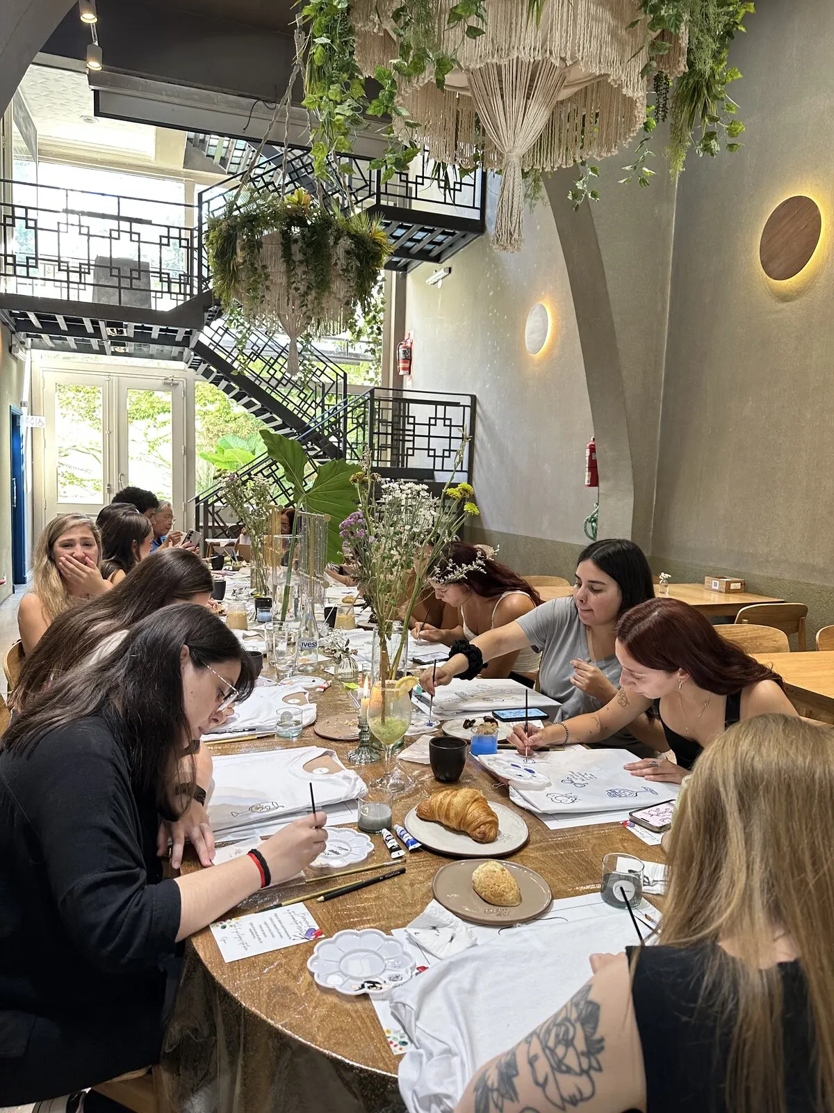 Grupo de amigas pintando
