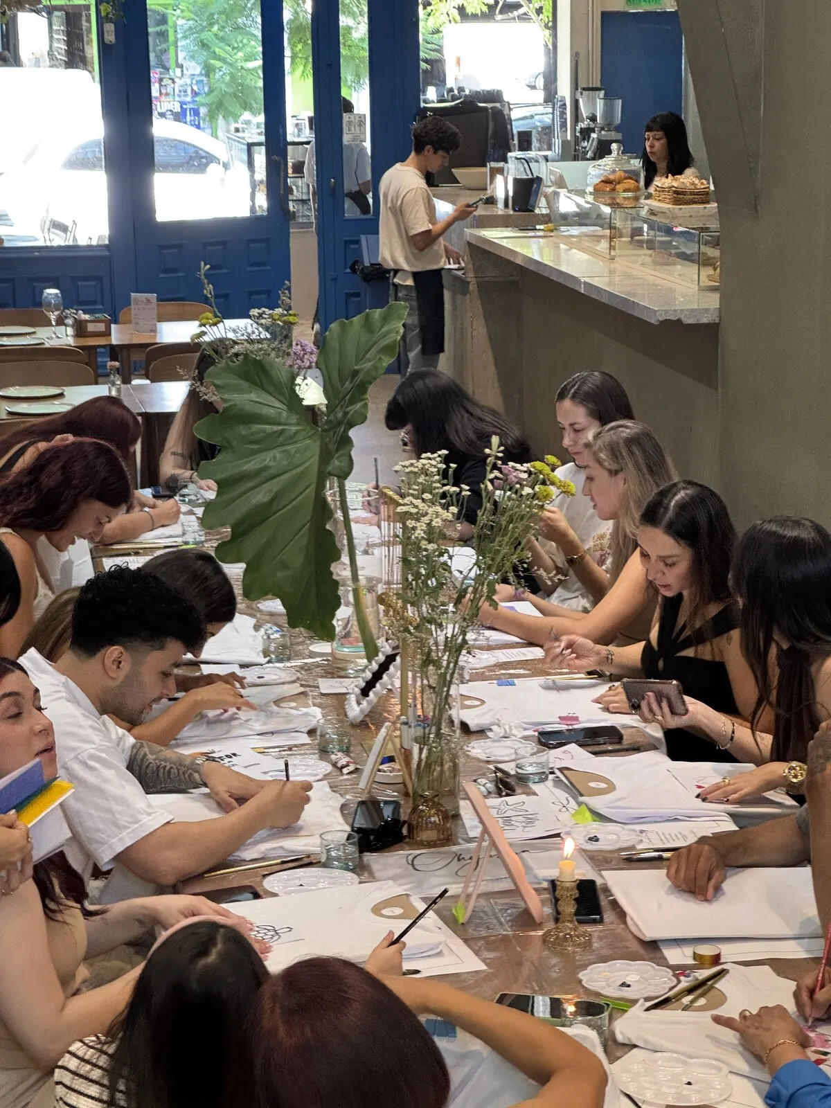 Grupo pintando en café