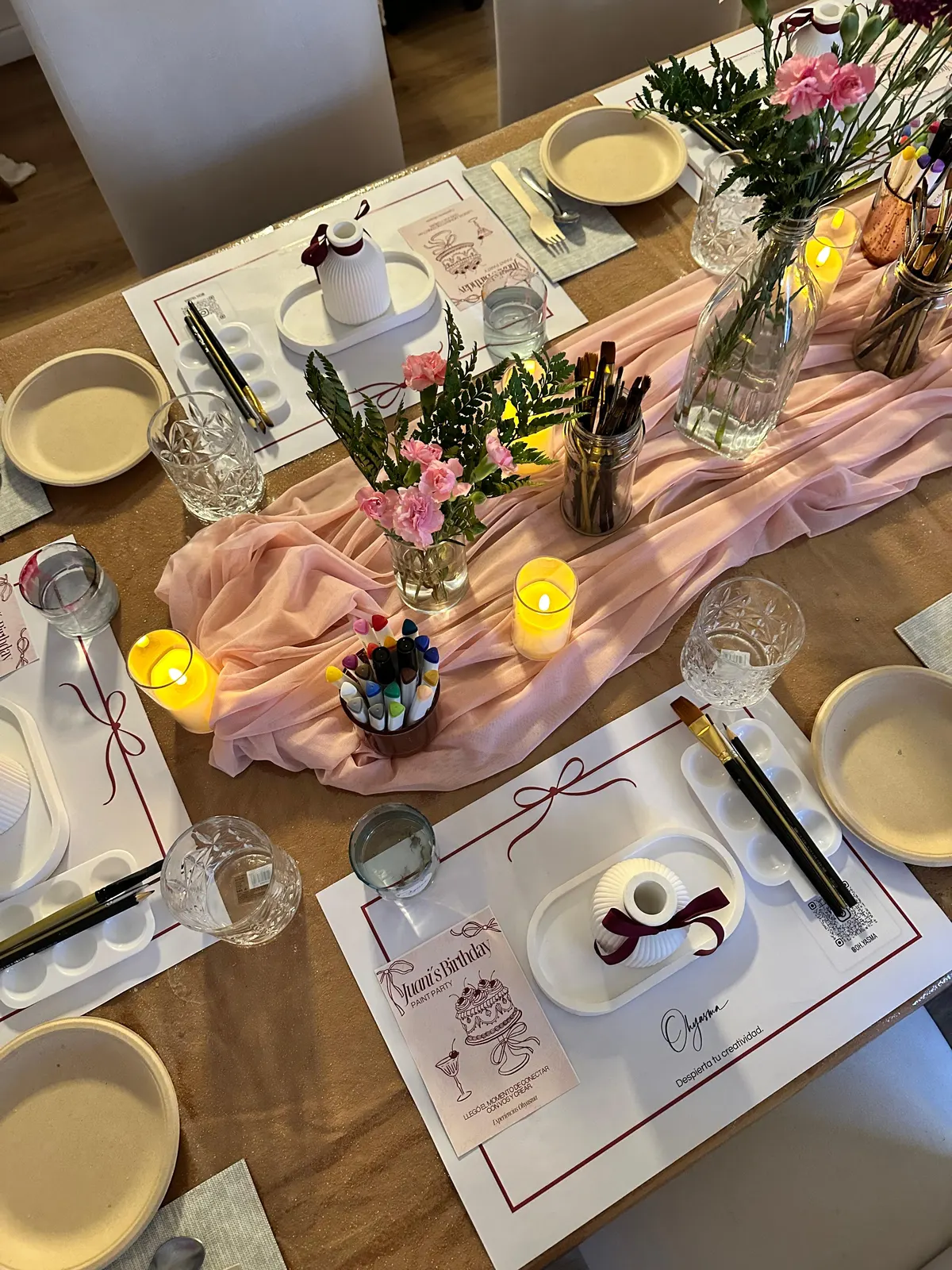 Setup de cumpleaños con runner, velas y placemats personalizados