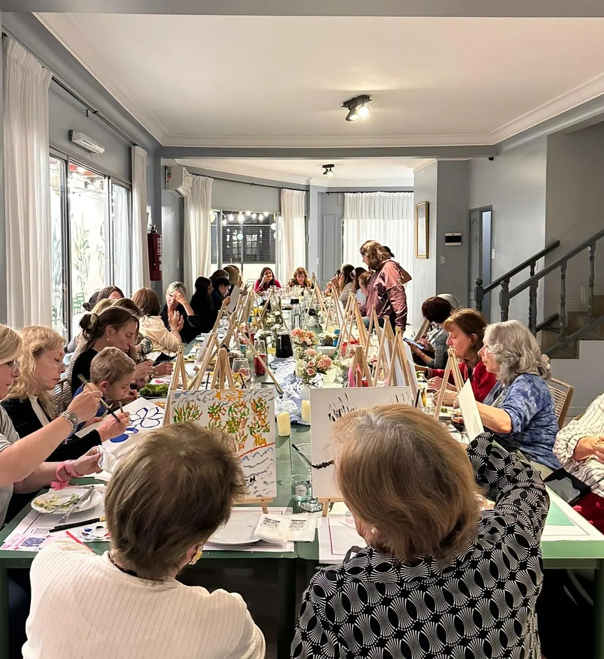 Mesa larga con muchos invitados pintando — Bar/Bat Mitzvá